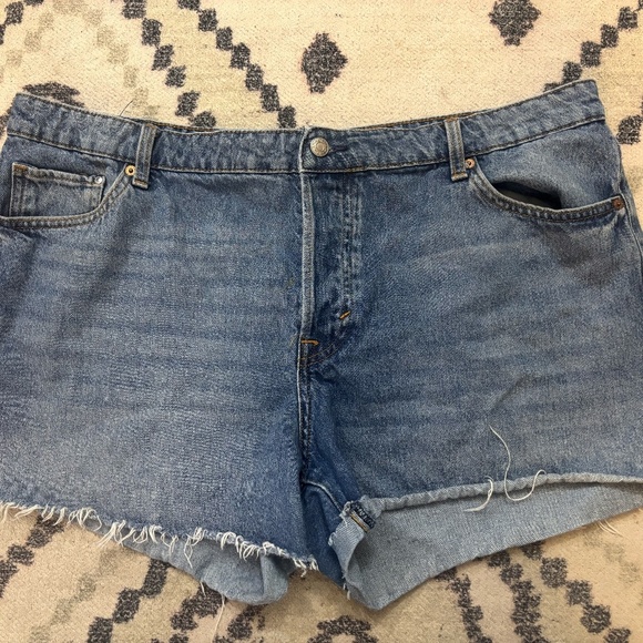 h and m worked in shorts + taking offers - Picture 2 of 8